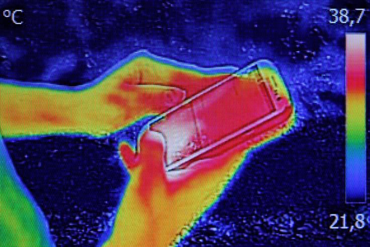 Tako rekoč vsi največji proizvajalci pametnih telefonov uporabnikom močno odsvetujejo intenzivnejšo uporabo njihove naprave v času temperaturnih ekstremov in v razmerah, ko se je težko izogniti visoki vročini, na primer v avtomobilu, ki je bil dlje izpostavljen močnemu soncu.  | Foto: Shutterstock