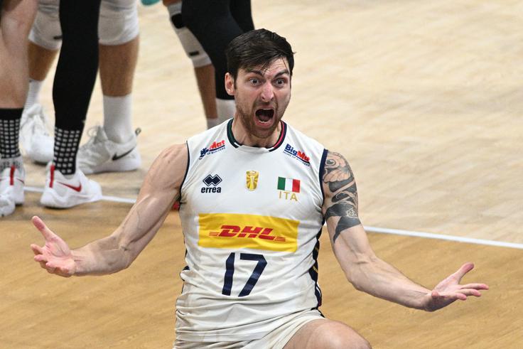 Simone Anzani se je takole razveselil napredovanja Italije v veliki finale. | Foto: Reuters