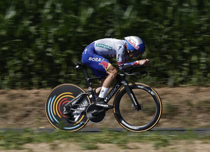 Roglič je trenutno osmi najboljši kolesar na dirki vseh dirk. | Foto: Reuters