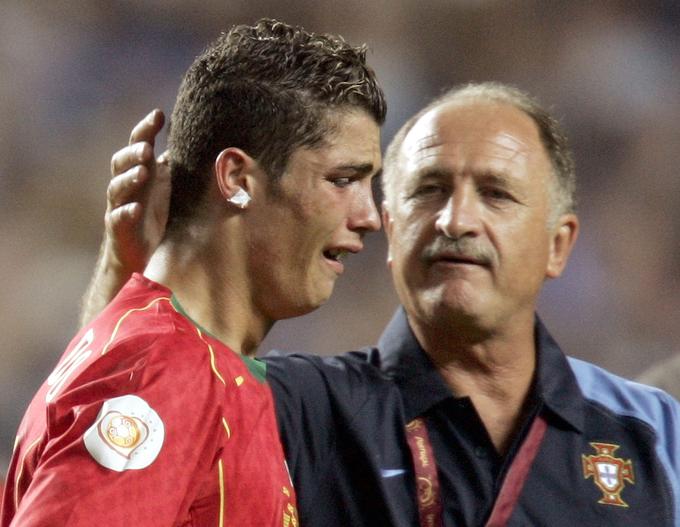 Tako je nekdanji selektor Portugalske Luiz Felipe Scolari leta 2004 po porazu v finalu z Grčijo (0:1) tolažil objokanega Cristiana Ronalda. Takrat je bil še najstnik, imel je le 19 let. | Foto: Reuters