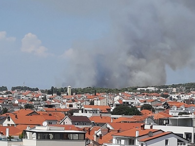 V Zadru izbruhnil velik požar, gasijo ga štirje kanaderji