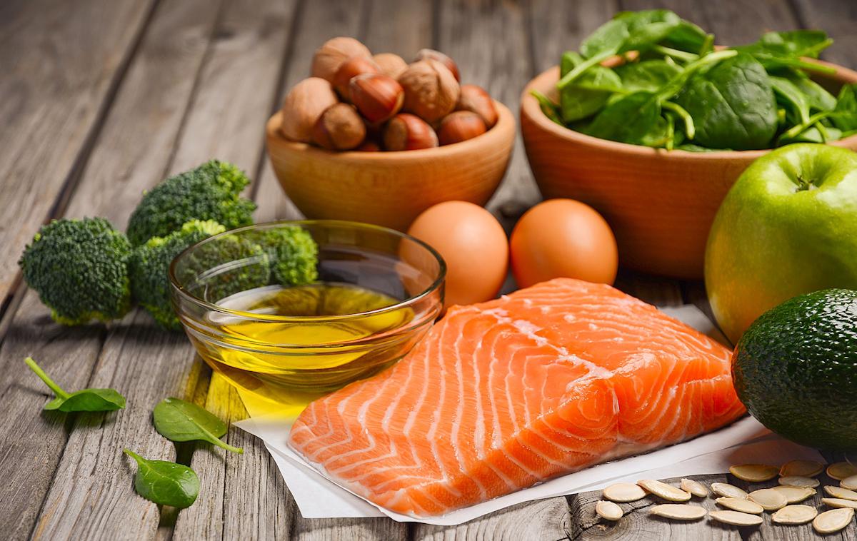 zdrava hrana losos oreščki zelenjava | Foto Shutterstock