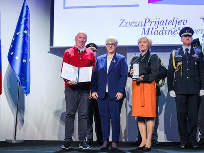 Pirc Musar ob 35-letnici delovanja podelila državno odlikovanje TOM telefonu