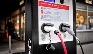 Fakulteta za računalništvo od družbe Schneider Electric prejela električno polnilnico