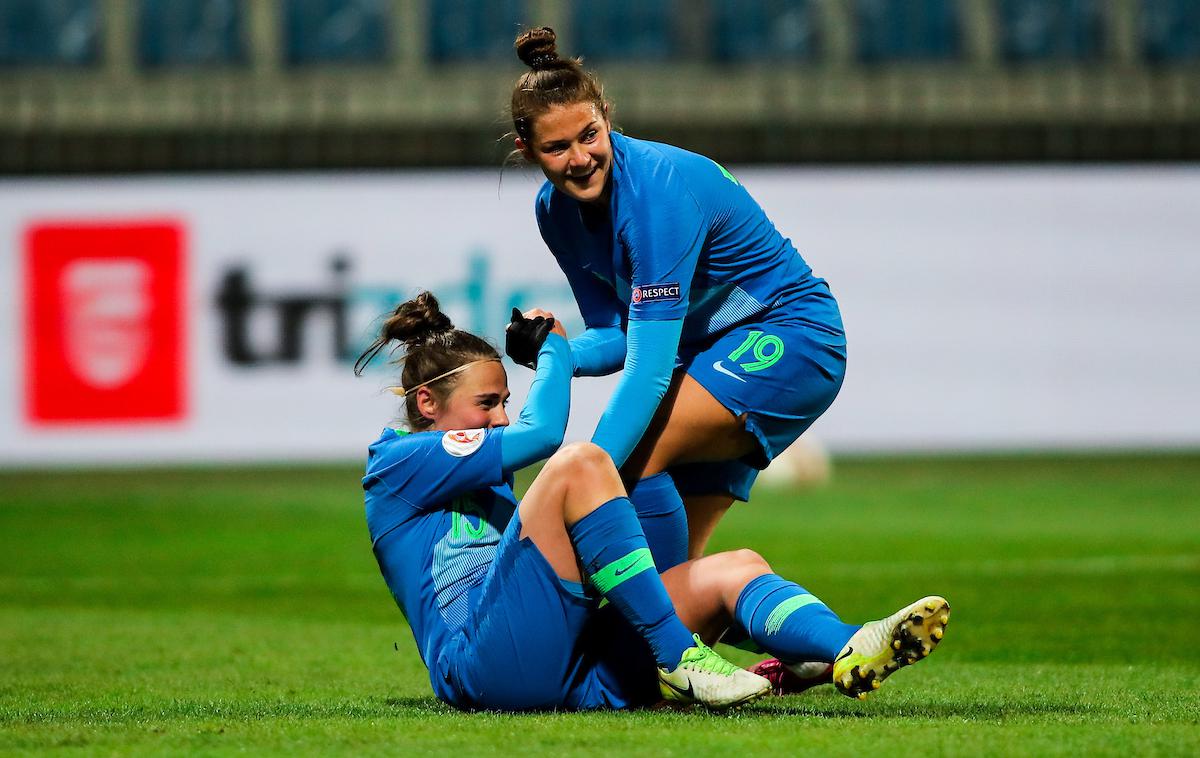 Ana Milović in Barbara Kralj | Ana Milović (desno) je bila v 42. minuti strelka slovenskega gola. | Foto Matic Klanšek Velej/Sportida