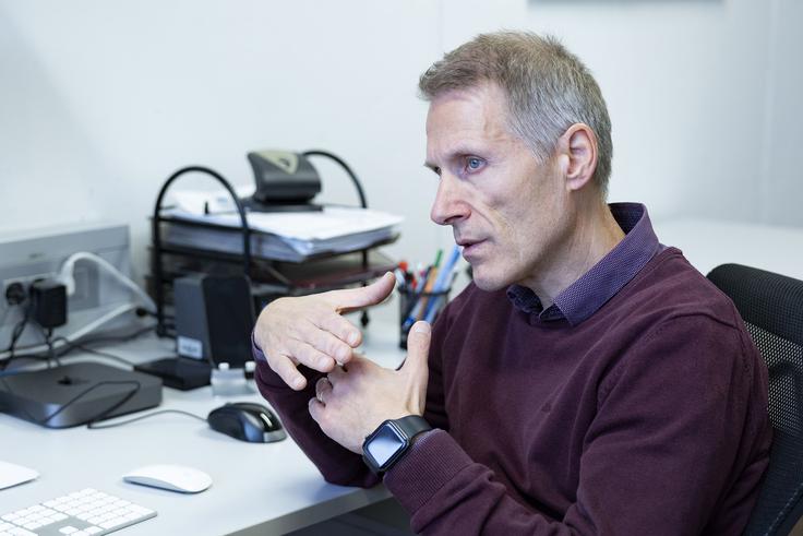 "Za majhno državo je ključno, da zniža vstopne stroške in čim širšemu krogu omogoči eksperimentiranje, učenje in razvoj lastnih rešitev," pove Bajec. | Foto: Ana Kovač