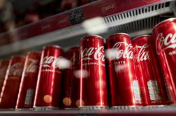 Coca-Cola s polic umika več pijač, kupce poziva: Nikar jih ne pijte