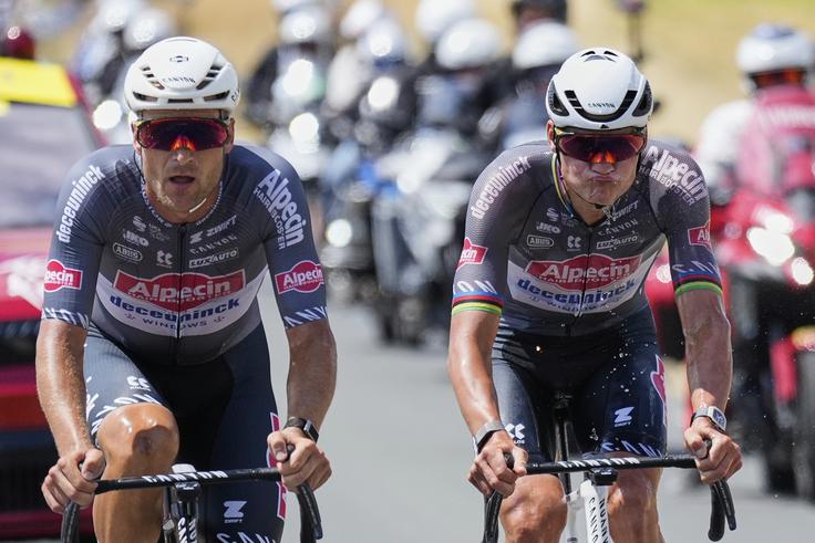 Jonas Rickaert in Mathieu van der Poel sta se v beg podala pri kilometru nič. Van der Poela je glavnina ujela šele 600 metrov pred ciljem. | Foto: Guliverimage