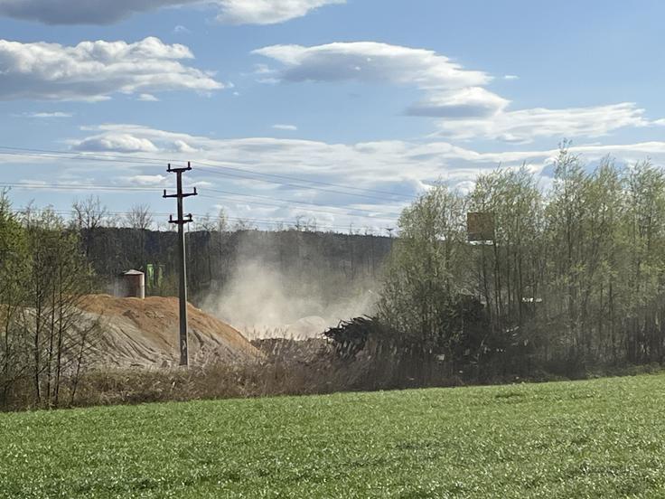 Oblak prahu nad deponijo v Lukovici – vsakdanji prizor, ki že leta uničuje zdravje in kakovost življenja krajanov. Fotografija jasno prikazuje intenzivnost prašenja sredi belega dne in neposredno bližino naseljenih območij. | Foto: Civilna iniciativa Lukovica