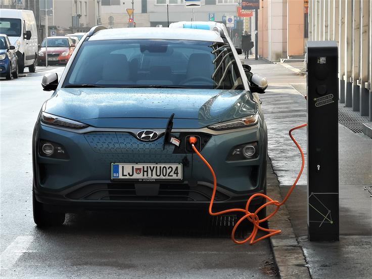 Kajfež: "Na cesti je še vedno veliko nejevernikov in vsi elektrike še niso pripravljeni sprejeti. Zanje so lahko primerni tudi priključni hibridi, ki pa v Sloveniji nimajo nikakršnih ugodnosti in zato je tudi prodaja skoraj zanemarljiva." | Foto: Gregor Pavšič