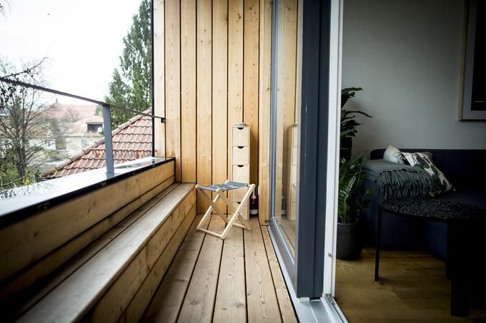 Skozi okna in s terase stanovanja se odpirajo prepričljive mestne vedute. | Foto: Ana Kovač
