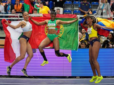 Dva kompleta že oddana, popoldne medaljo lovi Tina Šutej