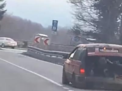 Neobičajen prizor: voznik pri Metliki v prtljažnik naložil preveč drv