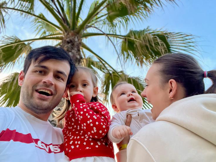 Živile z možem Nejcem ter hčerkama Milo in Aire | Foto: Osebni arhiv