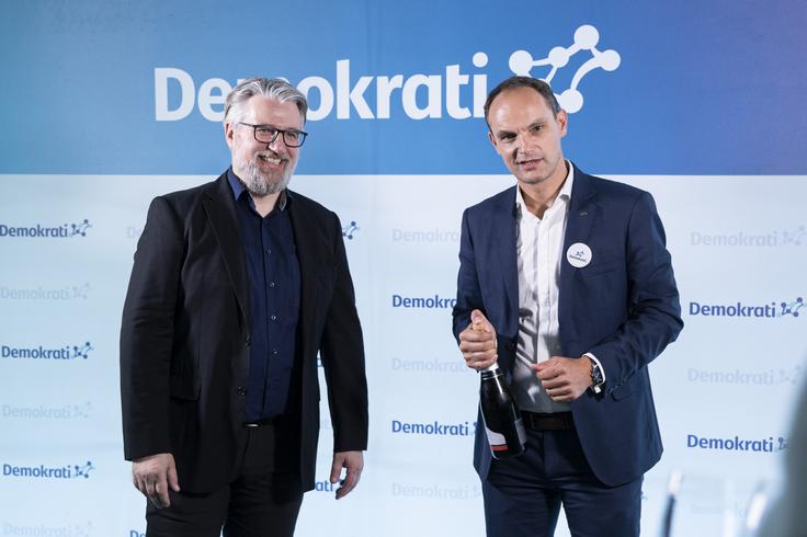 "Mislim, da odpiramo nov list v želji po oblikovanju neke zmerne politike, ki verjame v uspešno Slovenijo in ki želi združiti vse tiste, ki imajo ideje, interes in verjamejo v to, da lahko skupaj sodelujemo, torej neko politično širino, ki zna z realnim programom potegniti prave poteze za izzive, ki so pred nami," pa je današnjo odločitev pospremil Logar (na fotografiji desno). | Foto: STA