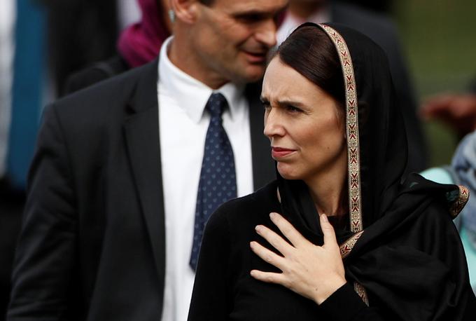 "Nova Zelandija žaluje z vami. Vsi smo eno," je svojcem žrtev sporočila novozelandska premierka Jacinda Ardern, ki je na glavi nosila črno ruto.  | Foto: Reuters