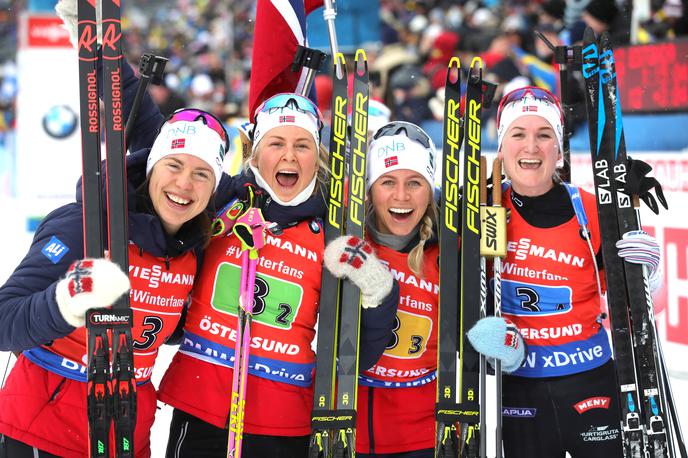 norveška, biatlon, Synnoeve Solemdal, Ingrid Landmark Tandrevold, Tiril Eckhoff, Marte Olsbu Roeiseland | Norvežanke se veselijo zlatega odličja. | Foto Getty Images
