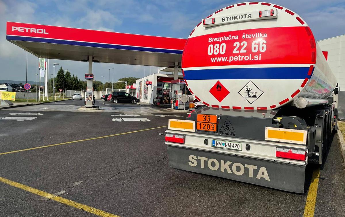 Petrol cisterna gorivo | Petrol za logistiko uporablja več kot 50 velikih cistern, ki vsakodnevno oskrbujejo bencinske servise | Foto Gregor Pavšič