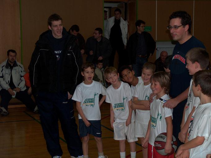 Goran Dragić na obisku otrok KŠ Olimpija (Luka - drugi  z desne) | Foto: Srečo Bester - osebni arhiv