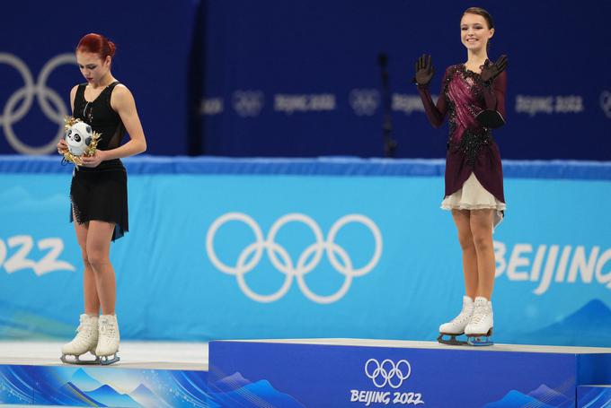 Olimpijska prvakinja Ana Ščerbakova si je na zmagovalnem odru nadela zmagovalni nasmešek, medtem ko se Trusova ni želela pretvarjati. | Foto: Guliverimage/Vladimir Fedorenko