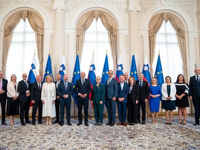 Vlada z zakonskim predlogom v ukinitev uradniškega sveta