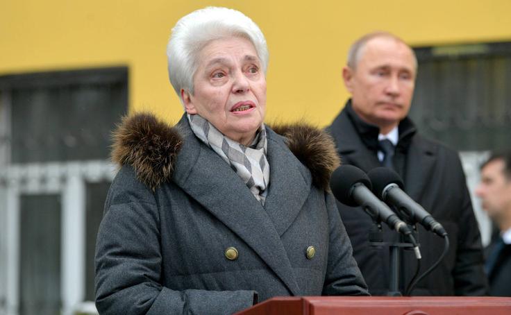 Decembra 2018 so v Moskvi odkrili Solženicinov spomenik. Na odkritju je bil tudi Putin. Na fotografiji poleg Putina vidimo še Natalijo Solženicin, vdovo Aleksandra Solženicina. Spomenik stoji na ulici, ki je poimenovana po Solženicinu. Natalija (dekliški priimek Svetlova) je bila druga Solženicinova žena. Prvič je bil Solženicin poročen z žensko, ki ji je bilo prav tako ime Natalija (dekliški priimek Rešetovska). Ta je pozneje v svojih spominih zapisala, da je imel Solženicin despotski značaj in da je zatiral razvoj njene osebnosti. Očitala mu je tudi zunajzakonske afere. Zapisala je tudi, da je pomen njegove knjige Arhipelag gulag precenjen in napačno ocenjen ter da jo je to, da je Zahod knjigo sprejel kot končno resnico, zbegalo. | Foto: Guliverimage/Vladimir Fedorenko