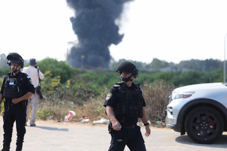 V Herzliji v Izraelu se dviga dim po raketnem napadu iz Irana.  | Foto: Reuters
