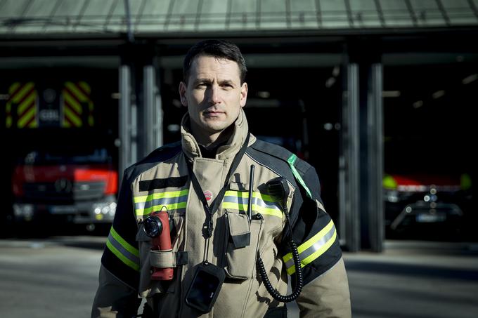 "Če se gasilsko vozilo ustavi sredi križišča, mu sledi več drugih gasilskih vozil, ki skupaj tvorijo vlak za intervencijo," pojasnjuje vodja izmene Jure Dolinar. | Foto: Ana Kovač