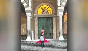 Turistka, ki se je gola fotografirala pred cerkvijo, razbesnela domačine