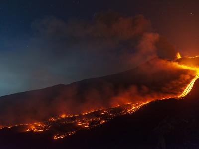 Po izbruhu Etne zaradi pepela moten letalski promet v Catanii