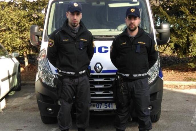 Policista Leon in Denis tvegala svoji življenji, da sta iz Drave rešila žensko