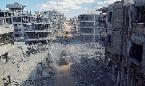 Hamas predal trupli dveh talcev in opozoril na zamude