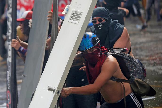 Protesti v Čilu | V večdnevnih protestih v Čilu, ki so se sprevrgli tudi v nasilje, je umrlo najmanj 15 ljudi. | Foto Reuters