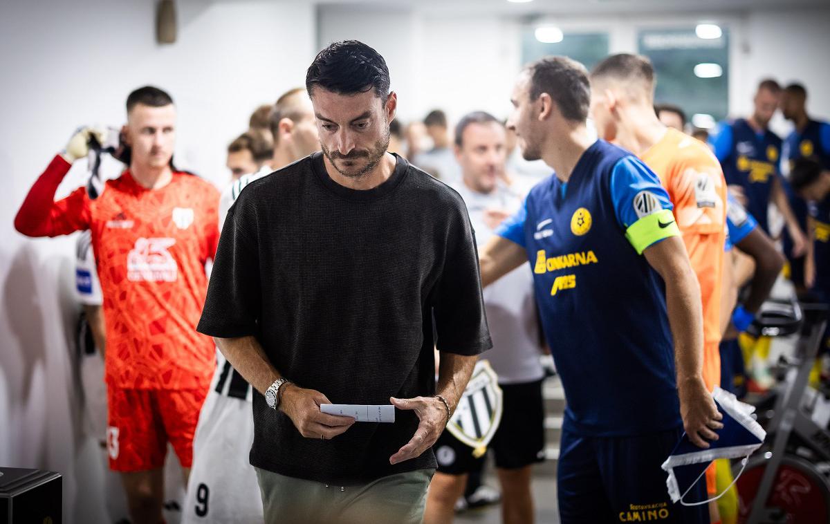 Mura Celje | Povratnik na celjski vroči trenerski stolček Albert Riera je doživel dva zaporedna poraza. Po Bratislavi (0:5) je izgubil še v Murski Soboti (0:1). | Foto Jure Banfi/alesfevzer.com