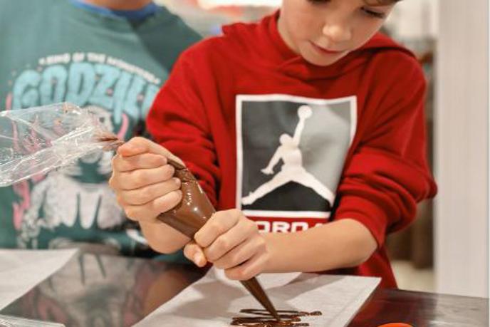 Ustvari svojo čokolado: počitniške delavnice, ki pritegnejo otroke