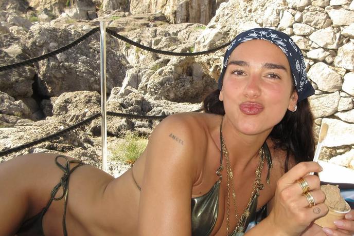 Dua Lipa je z medenih tednov prinesla modni kos, ki ga boste želeli nositi tudi vi