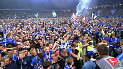 Hamburger SV po sedmih letih v bundesligi, po slavju še neredi