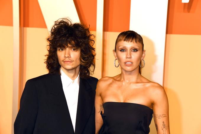 Leta 2021 je Miley začela hoditi z bobnarjem Liily Maxxom Morandom, ki je eden od osmih producentov, ki je sodeloval pri njenem prihajajočem albumu. | Foto: Guliverimage
