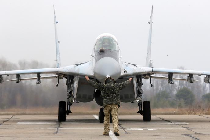 Mig-29 | Zaradi pomanjkanja sodobnejših raket so Ukrajinci, ki imajo zadnje čase velike težave pri obrambi pred ruskimi zračnimi napadi, na svoje mige začeli nameščati posodobljene starejše modele. Na fotografiji: ukrajinski mig-29 leta 2016. | Foto Guliverimage