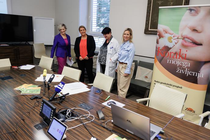 Program zgodnjega odkrivanja predrakavih sprememb materničnega vratu Zora | Novinarska konferenca Onkološkega inštituta Ljubljana ob 20-letnici državnega programa Zora. Generalna direktorica Zavoda za zdravstveno zavarovanje Slovenije Tatjana Mlakar, vodja programa Zora Urška Ivanuš, strokovna direktorica Onkološkega inštituta Ljubljana Irena Oblak, generalna direktorica direktorata za javno zdravje na ministrstvu za zdravje Vesna Marinko. | Foto STA