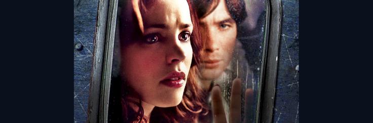 Lisa (Rachel McAdams) ne mara potovati z letalom, a babičina nenadna smrt jo prisili, da se vseeno odpravi s Floride v Texas. Med čakanjem na let spozna na prvi pogled prijetnega mladeniča (Cillian Murphy), toda ta že kmalu po vzletu razkrije svoj pravi obraz. • V torek, 24. 7., ob 18.35 na Kino.*

 | Foto: 