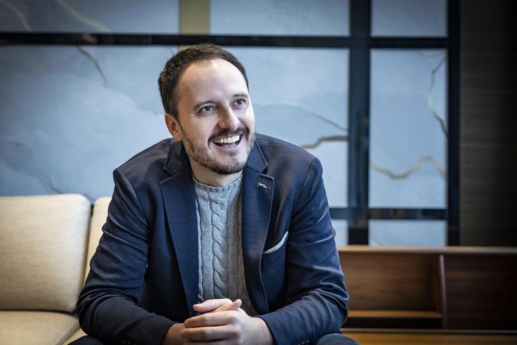 "Tako sem se odločil tudi zaradi varnosti. Predvsem pa zaradi svojega pogleda, da otroci in družina ne morejo biti sredstvo za samopromocijo." | Foto: Ana Kovač