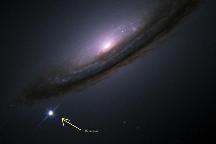 Supernova je eksplozija umirajoče zvezde. Gre za dogodek, pri katerem se sprosti praktično nepredstavljiva količina energije. Supernova je zelo, zelo, zelo svetla. Če bi eno postavili v središče našega solarnega sistema namesto Sonca, bi se zdela svetlejša od eksplozije jedrske bombe, ki bi jo razneslo centimeter stran od naših oči.  | Foto: Reuters