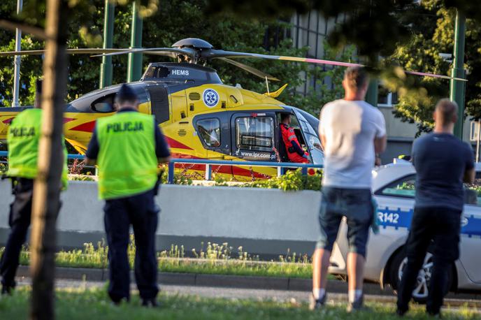 Fabio Jakobsen helikopter | Fabia Jakobsena so po grdem padcu odpeljali v bolnišnico, kjer je prestal operacijo, še vedno pa je v umetni komi. Njegovo zdravstveno stanje je resno, a stabilno. | Foto Reuters