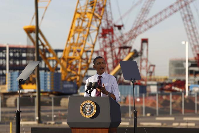 Nekdanji predsednik ZDA Barack Obama med obiskom gradbišča Intelove nove tovarne v mestu Chandler v ameriški zvezni državi Arizona | Foto: Reuters