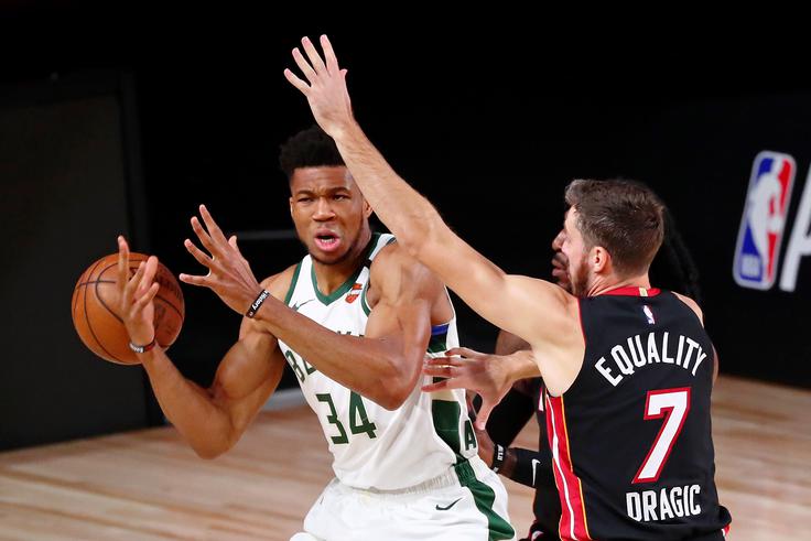 Giannis Antetokounmpo in Goran Dragić: v drugem krogu končnice | Foto: Reuters