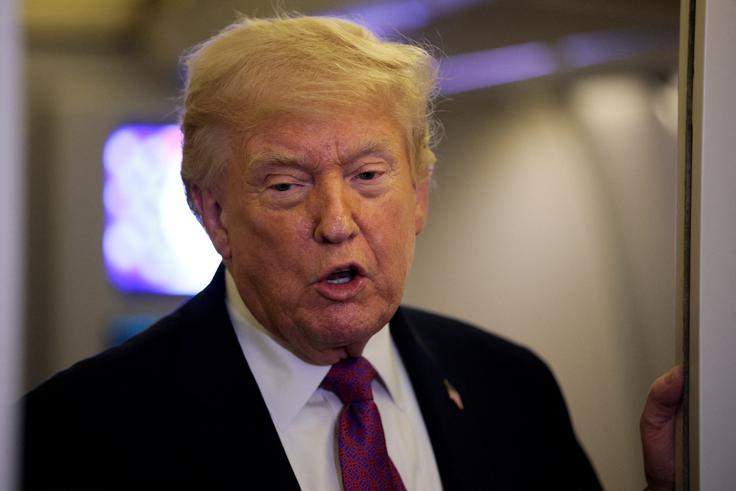 Ameriški predsednik Donald Trump je v prvem odzivu navedel, da so Irancem povzročili veliko škode, islamski republiki pa zagrozil s še bolj uničujočimi napadi, če ta ne bo sprejela njihovega pogajalskega predloga. Kasneje je v pogovoru za televizijo ABC dejal, da vse skupaj ni bilo nič oziroma da je šlo le za trepljanje iz ljubezni. Zagotovil je, da prekinitev ognja še vedno velja. | Foto: Reuters