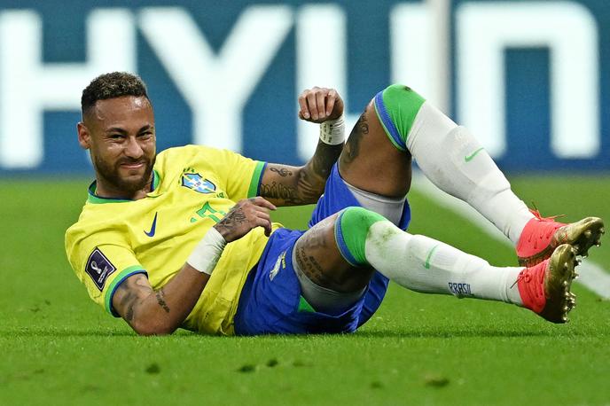 Brazilija SP Neymar | Neymar se je poškodoval, ko je v drugem polčasu trčil z Nikolo Milenkovićem. | Foto Reuters
