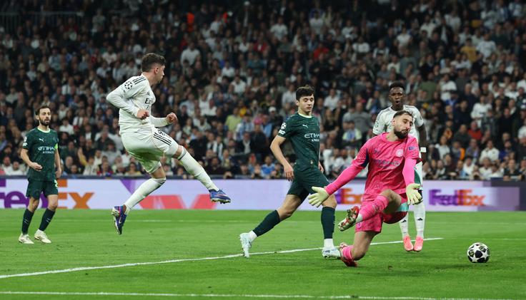 Najlepši gol na stadionu Santiago Bernabeu je bil tretji. Podajo Brahima Diaza je Valverde s peto dvignil preko nemočnega Guehija, nato pa z volejem zabil žogo v mrežo. Z golom je dokončno razgrel tudi občinstvo, ki je nagradilo dinamično in učinkovito igro. | Foto: Reuters
