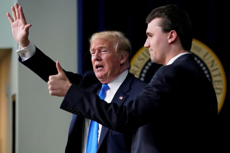 Donald Trump je Kirka pohvalil in ga označil za ključnega za njegovo zmago med mladimi volivci na predsedniških volitvah. | Foto: Reuters